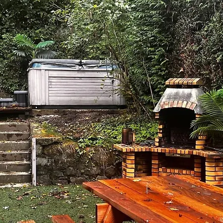 Le Pavillon Dans Le Parc *