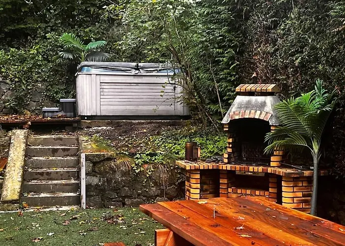 Le Pavillon Dans Le Parc *